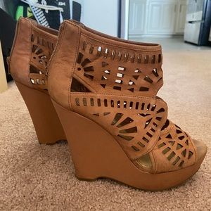 💥FINAL SALE💥 Gianni Bini Platform Wedges